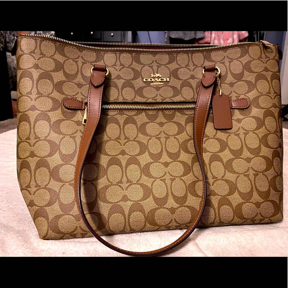 Brand New! Tags still attached, khaki & Light brown signature Coach Tote